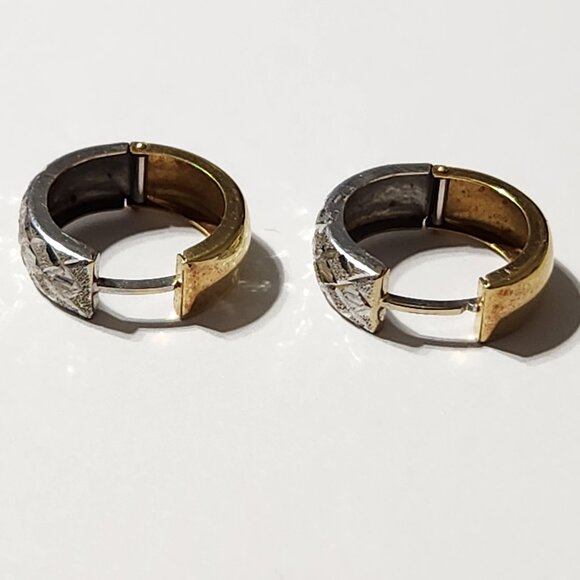[SOLD] 80's 2.1g 18K Gold Engraved Design Etched Huggie Earrings - Picture 14 of 16
